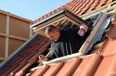 Pose de fenêtres de toit Velux à Baguer-Pican